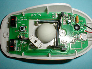 Fujitsu-Siemens WM01 Cordless Wheel Mouse: inside the mouse (click for larger image, 83k)