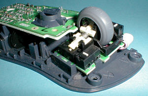 Logitech M-RK53 Cordless MouseMan Wheel: offene Maus: Mechanik (gr&ouml;&szlig;eres Bild 73k)