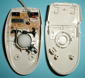 Logitech M-S34: ge&ouml;ffnet (gr&ouml;&szlig;eres Bild 81k)