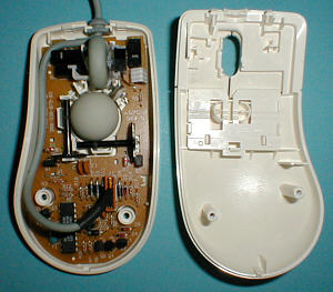 Microsoft IntelliMouse Serial and PS/2 Compatible: ge&ouml;ffnet (gr&ouml;&szlig;eres Bild 87k)