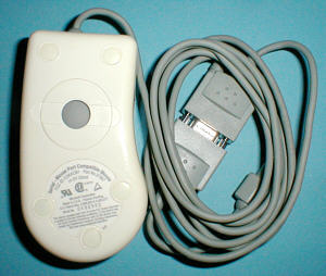 Microsoft Serial-Mouse Port Compatible Mouse: Unterseite (gr&ouml;&szlig;eres Bild 82k)