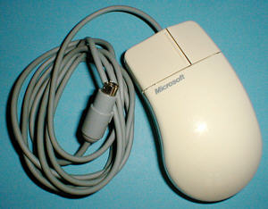 Microsoft Serial-Mouse Port Compatible Mouse 2.0: Draufsicht (gr&ouml;&szlig;eres Bild 72k)