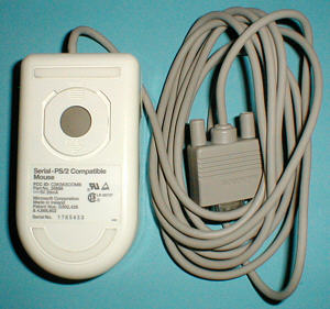Microsoft Serial-PS/2 Compatible Mouse: Unterseite (gr&ouml;&szlig;eres Bild 78k)